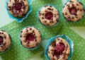 Полезные маффины с клубникой и шоколадной крошкой