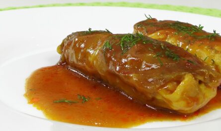 Голубцы с курицей в томатном соусе — Кулинарные видео рецепты